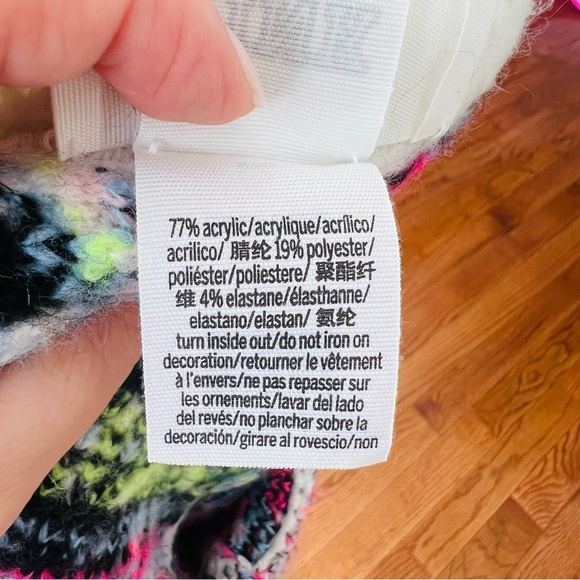 VS PINK Reversible Snowflake Fair Isle V-Neck Sweater - Picture 7 of 7